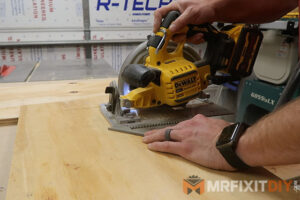 dewalt 20v max circular saw with flexvolt advantage cutting plywood